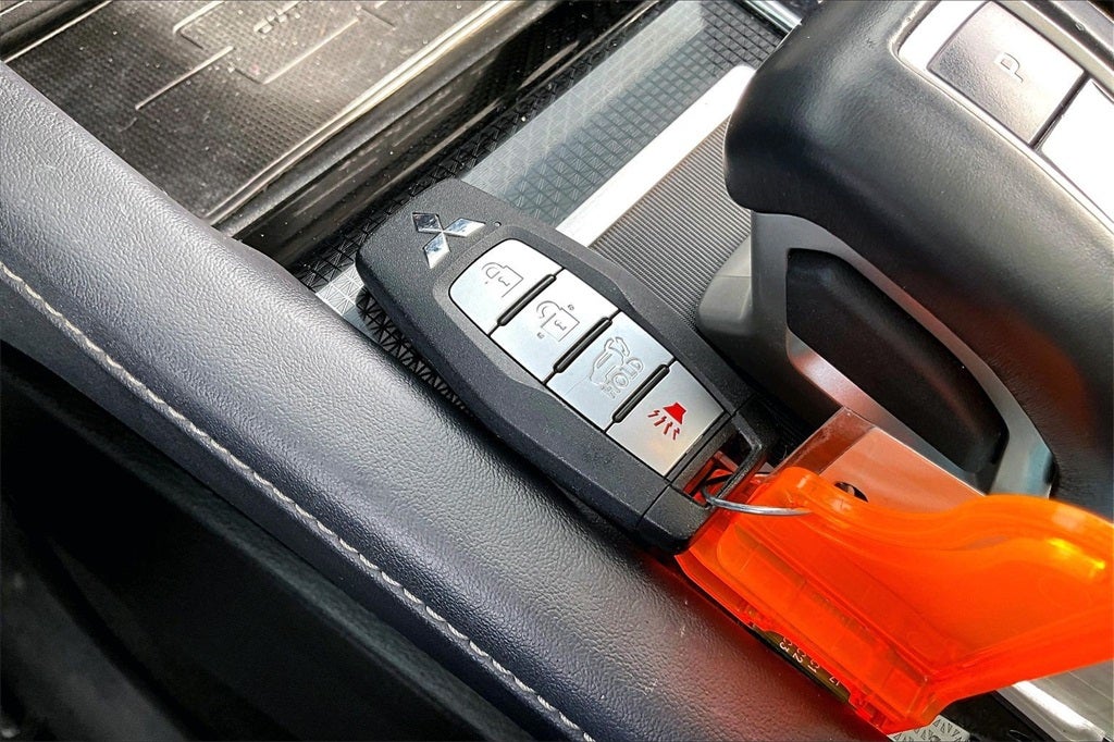 2023 Mitsubishi Outlander Base