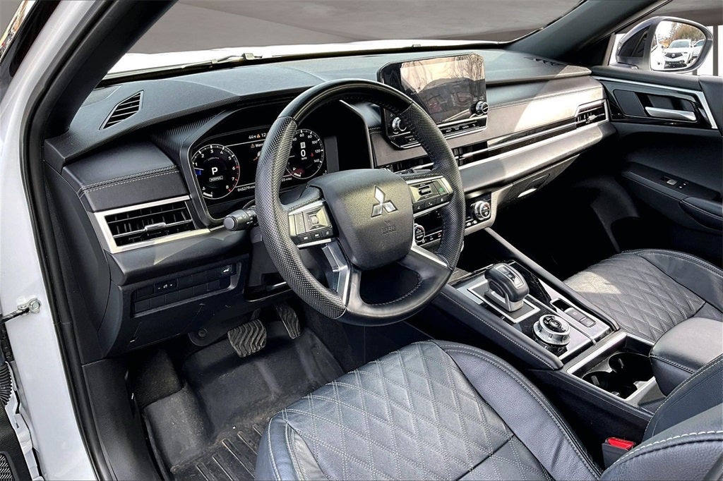 2023 Mitsubishi Outlander Base