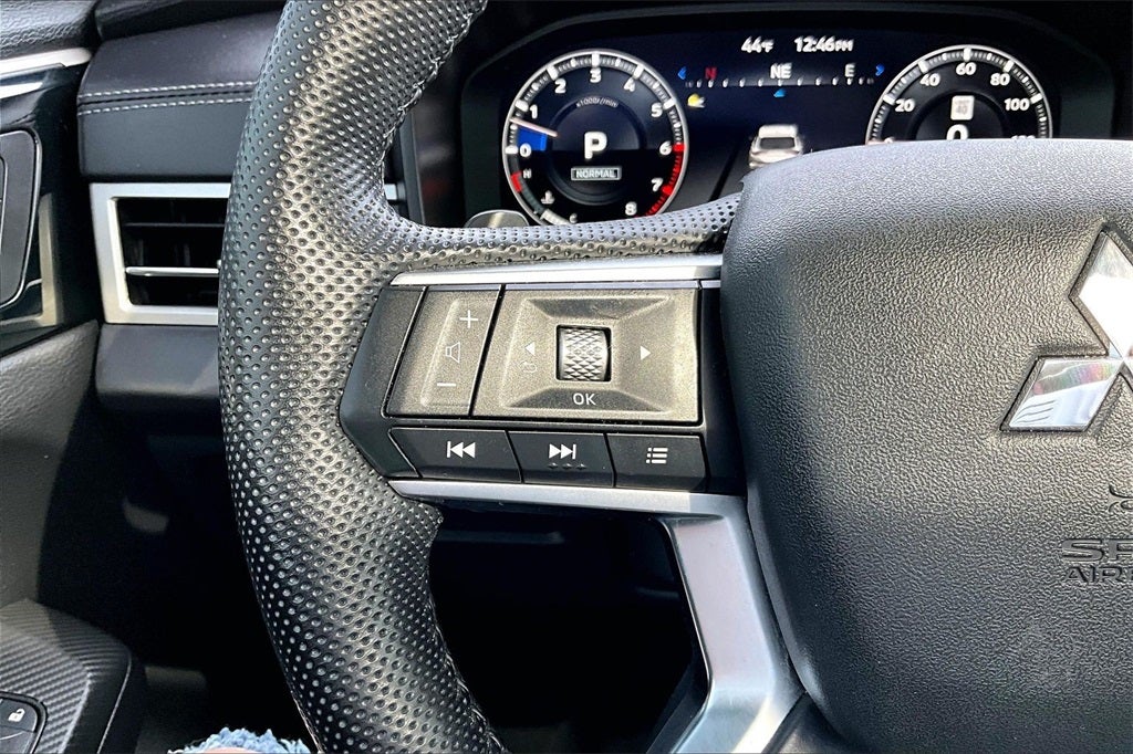 2023 Mitsubishi Outlander Base