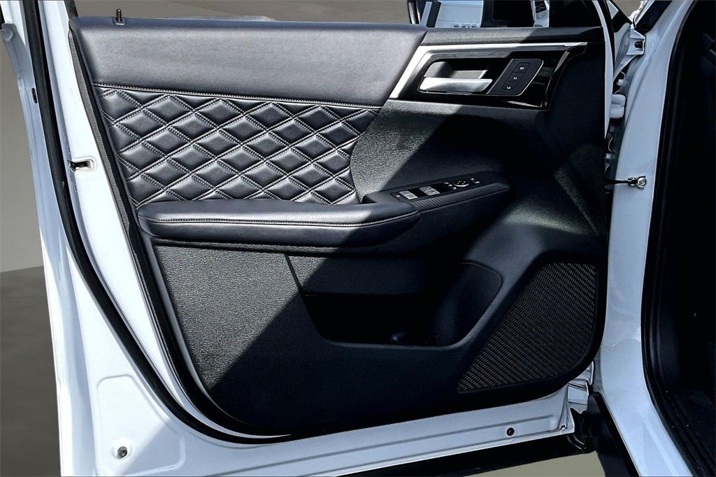 2023 Mitsubishi Outlander Base