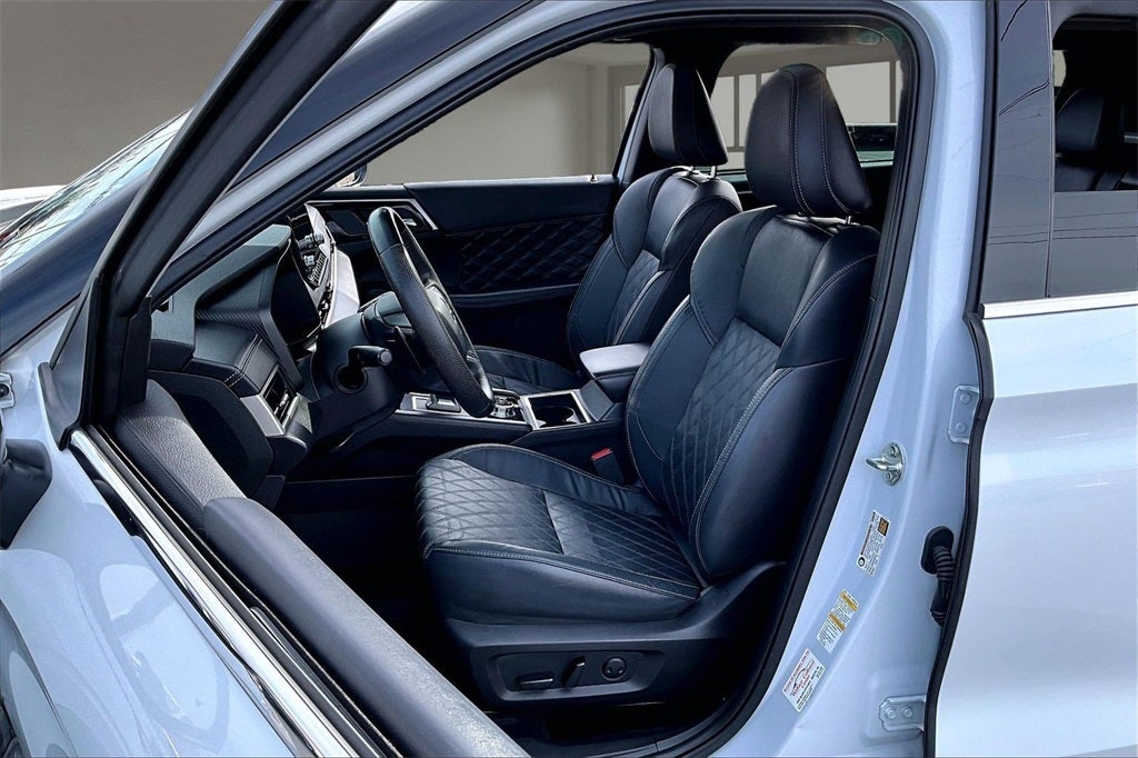 2023 Mitsubishi Outlander Base