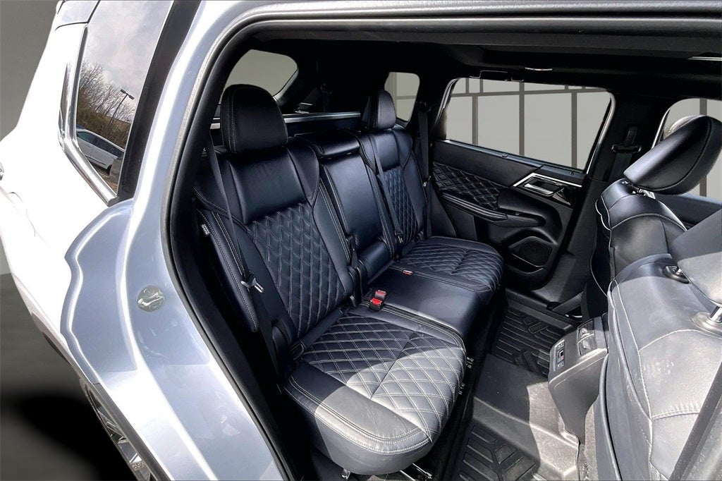 2023 Mitsubishi Outlander Base