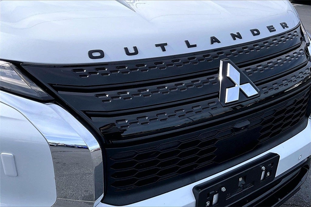 2023 Mitsubishi Outlander Base