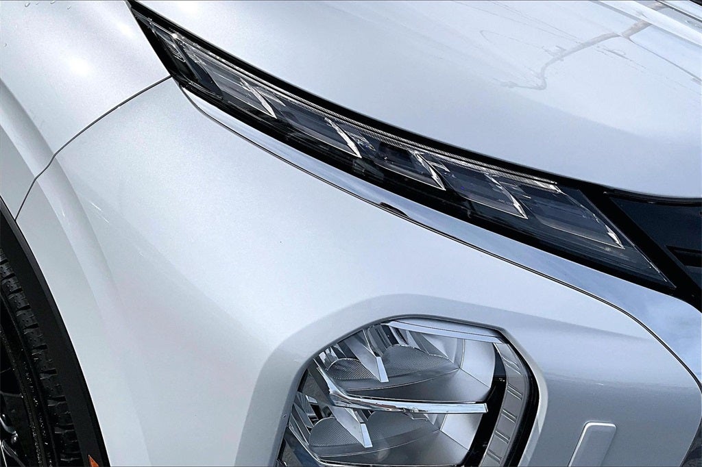 2023 Mitsubishi Outlander Base