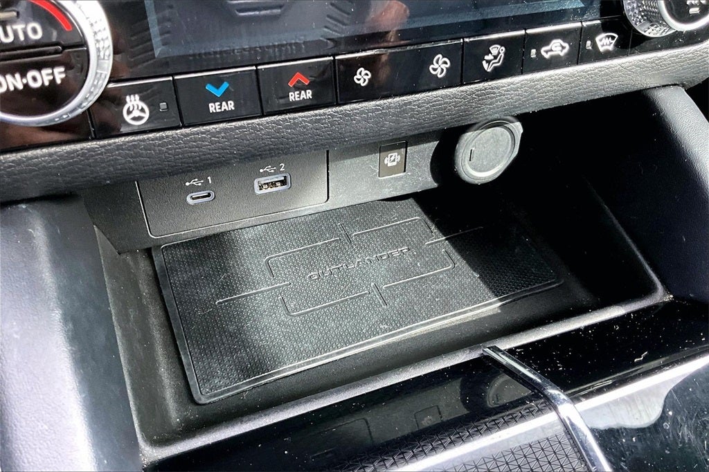 2023 Mitsubishi Outlander Base