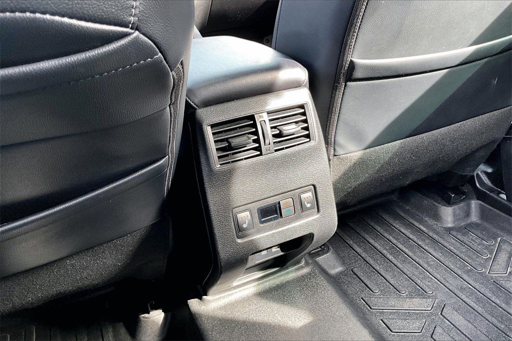 2023 Mitsubishi Outlander Base