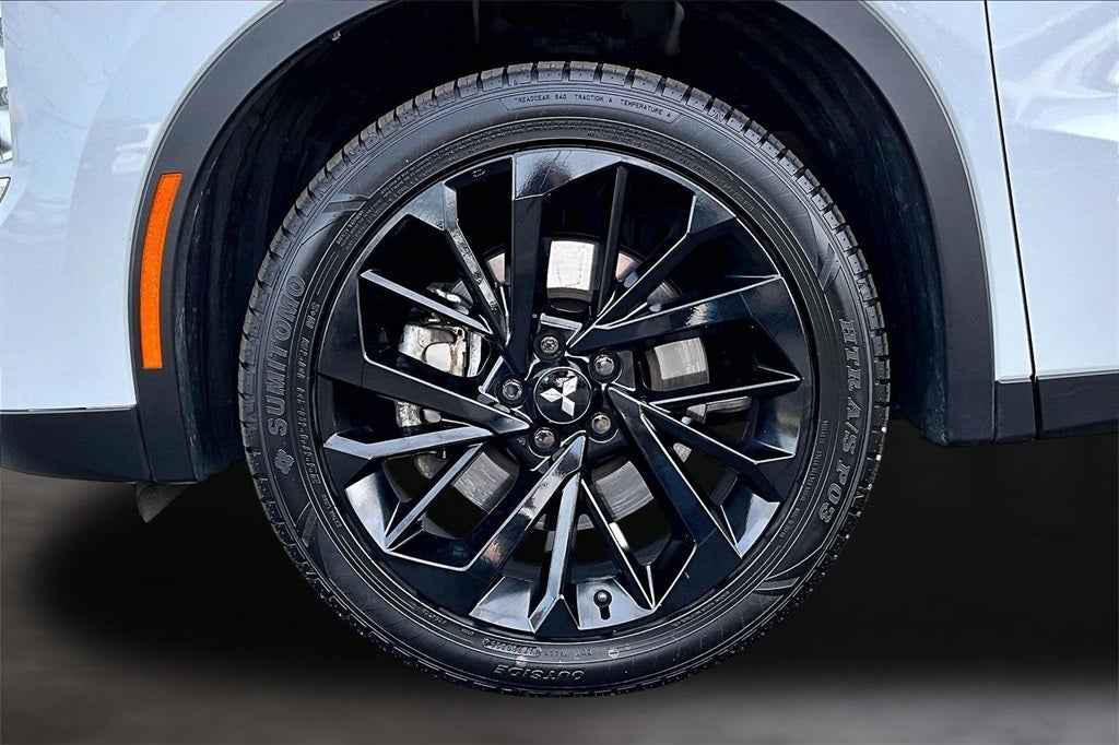 2023 Mitsubishi Outlander Base